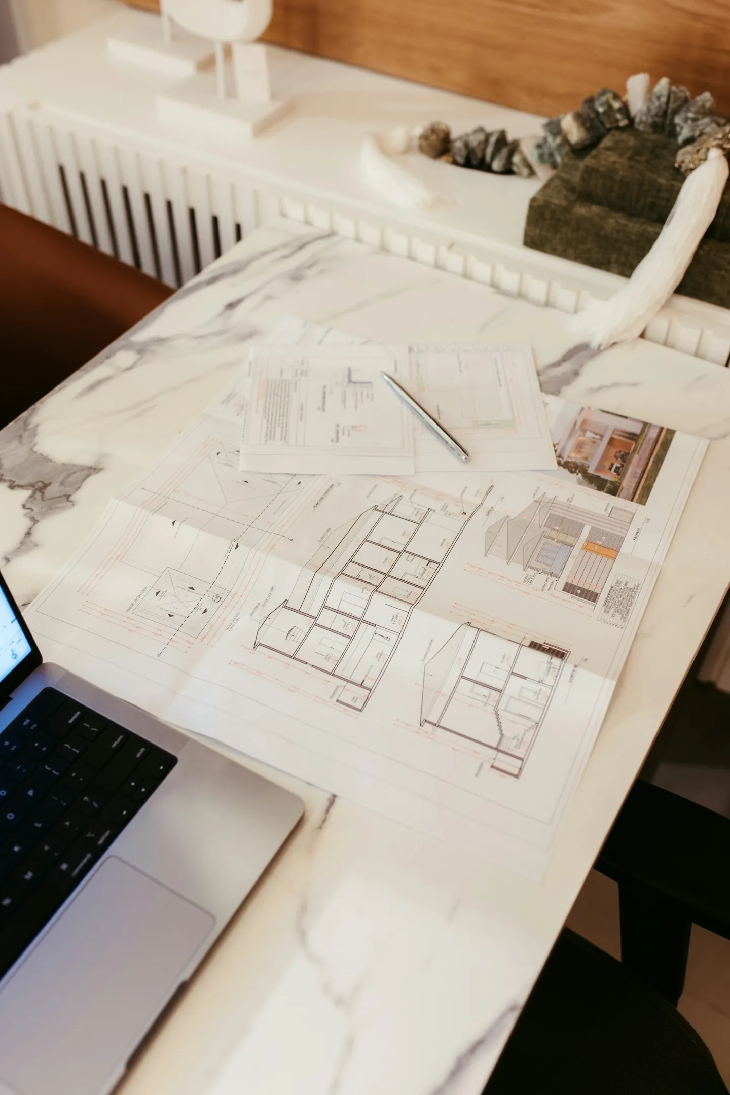 Çalışma masasında mimari çizimler ve proje planları